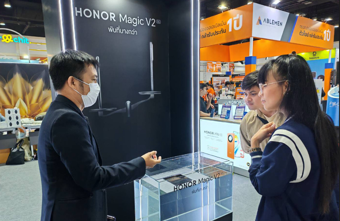 https://www.tech-hangout.com/wp-content/uploads/2024/02/HONOR-Magic-V2-%E0%B8%9C%E0%B8%A5%E0%B8%95%E0%B8%AD%E0%B8%9A%E0%B8%A3%E0%B8%B1%E0%B8%9A%E0%B8%94%E0%B8%B5-%E0%B8%97%E0%B8%B3%E0%B8%A2%E0%B8%AD%E0%B8%94%E0%B8%9E%E0%B8%A3%E0%B8%B5%E0%B8%AD%E0%B8%AD%E0%B9%80%E0%B8%94%E0%B8%AD%E0%B8%A3%E0%B9%8C%E0%B8%9E%E0%B8%B8%E0%B9%88%E0%B8%87-1.jpg